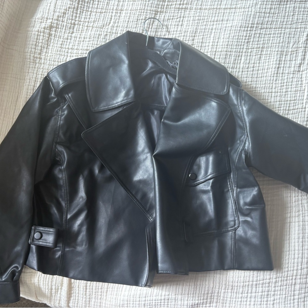 Elegant Black Leather Women's Jacket